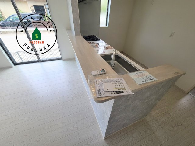 春日市松ヶ丘3丁目第1-2棟(1号棟)のダイニング|キッチンから立ち込める香りが今日の料理を期待させます。