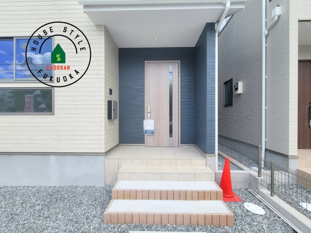 春日市松ヶ丘3丁目第1-2棟(1号棟)の玄関|おでかけの時も帰った時も、「我が家」を最初に感じでもらえる素敵な空間に。