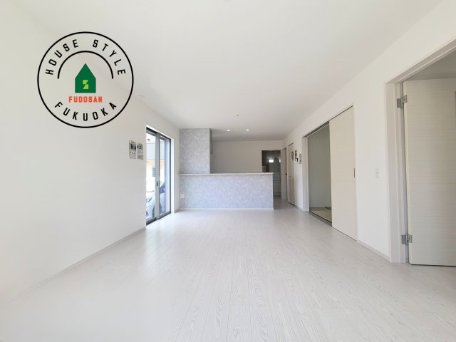 春日市松ヶ丘3丁目第1-2棟(1号棟)の居間・リビング|キッチンからリビングをしっかり確認できます。家族の笑顔があふれる空間になりそうですね。