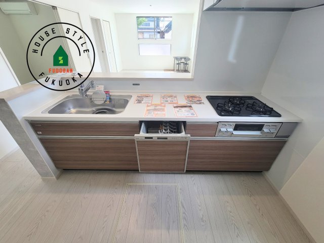 春日市松ヶ丘3丁目第1-2棟(1号棟)のキッチン|ご家族を近くに感じられる対面キッチンのLDK。会話もはずみそうですね。