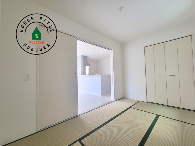 春日市松ヶ丘3丁目第1-2棟(1号棟)の和室|和室を上手に活用すると暮らし方の幅が広がります。例えば普段は開け放して、子供の小さいうちはお昼寝や遊びのスペースに。畳はソフトなので転んでもケガをしにくく安心です