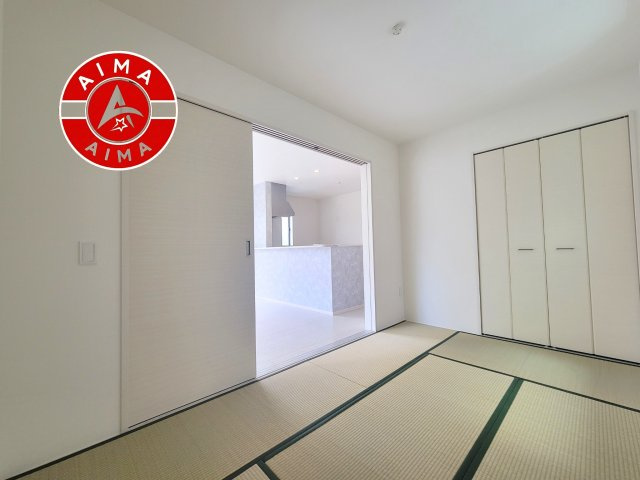 春日市松ヶ丘3丁目第1-2棟(1号棟)の和室|和室を上手に活用すると暮らし方の幅が広がります。例えば普段は開け放して、子供の小さいうちはお昼寝や遊びのスペースに。畳はソフトなので転んでもケガをしにくく安心です