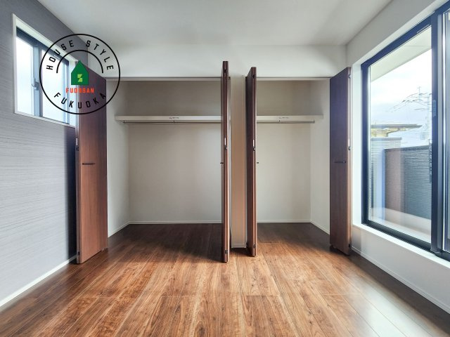 古賀市千鳥6丁目第1-2棟（2号棟）の内観：施工例|洋服や大きな荷物が多い方や人数の多いご家族などは、一般的なクローゼットよりもウォークインクローゼットのほうが使い勝手が良いです。