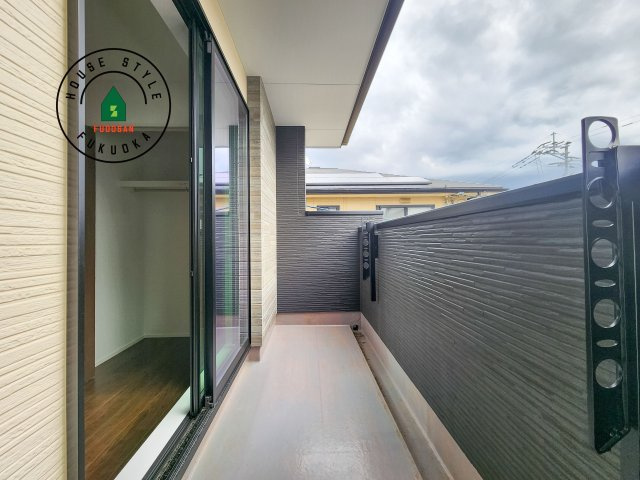 古賀市千鳥6丁目第1-2棟（2号棟）の外観：施工例|風をしっかりと感じられるバルコニーでは、毎日が洗濯日和です。広々としているので洗濯も楽しくなるでしょうし、気分転換にバルコニーからの眺めを楽しむのもいいでしょう。