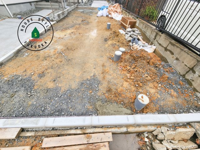 古賀市千鳥6丁目第1-2棟（2号棟）の駐車場|広々した駐車場になります。3台並列駐車となります。