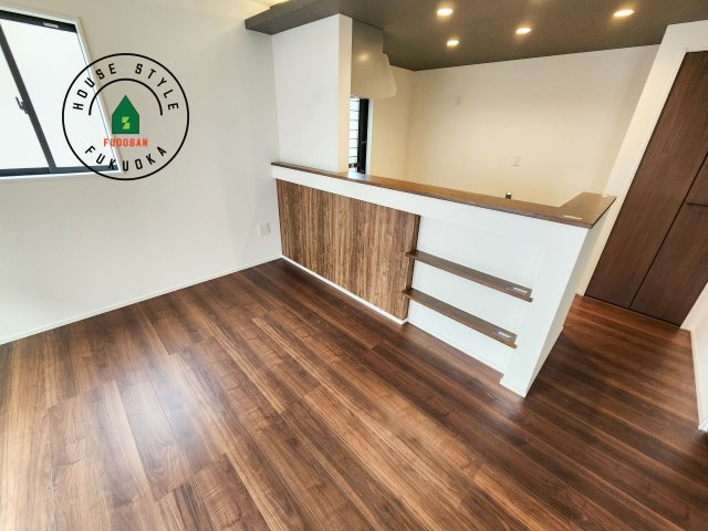 古賀市千鳥6丁目第1-2棟（2号棟）の内観：施工例|キッチンから立ち込める香りが今日の料理を期待させます。