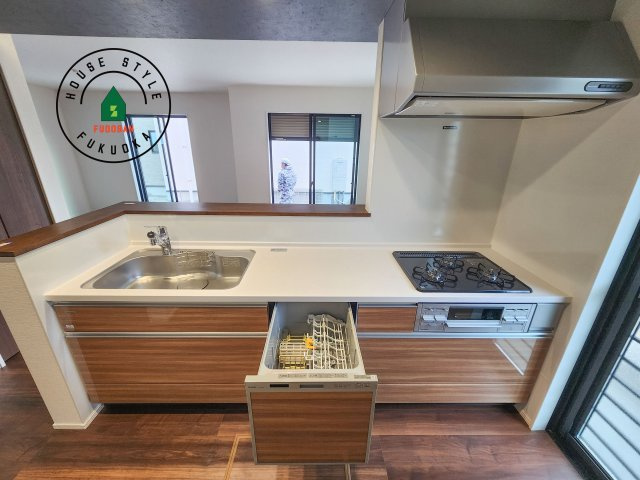 古賀市千鳥6丁目第1-2棟（2号棟）の内観：施工例|キッチン。グリル・食器洗い乾燥機・浄水器も完備。