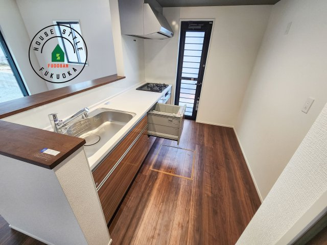 古賀市千鳥6丁目第1-2棟（2号棟）の内観：施工例|ダイニングテーブルへの配膳がラクラク、お料理はかどるカウンター付きシステムキッチン！