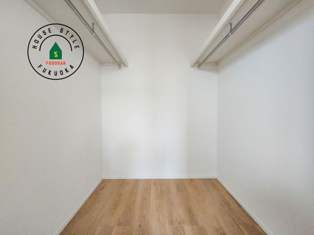 太宰府市通古賀5丁目第3-6棟(1号棟)の収納|洋服や大きな荷物が多い方や人数の多いご家族などは、一般的なクローゼットよりもウォークインクローゼットのほうが使い勝手が良いです。