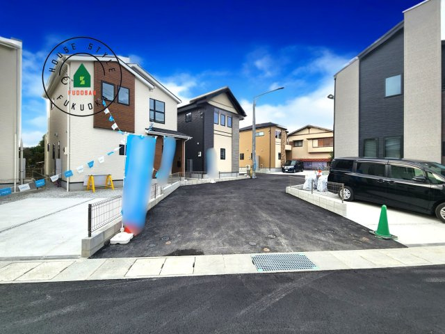 太宰府市通古賀5丁目第3-6棟(1号棟)の前面道路含む現地写真|前面道路は閑静な住宅地をはしる車通りの少ない道路。お車の出し入れが苦手なママや小さなお子様にも安心ですね。しっかり舗装もされているので、ベビーカーや自転車で通っても快適に通行できます。