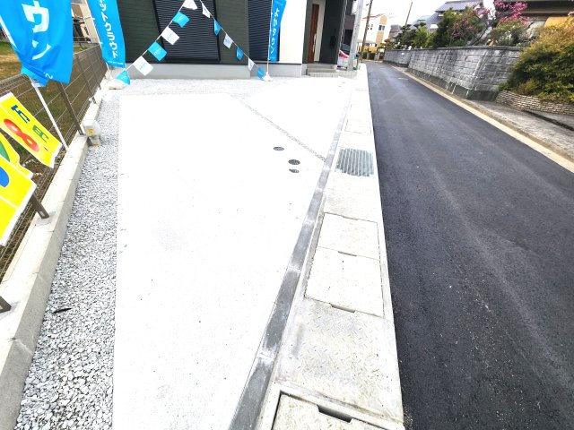 太宰府市通古賀5丁目第3-6棟(1号棟)の駐車場|広々した駐車場になります。3台並列駐車となります。