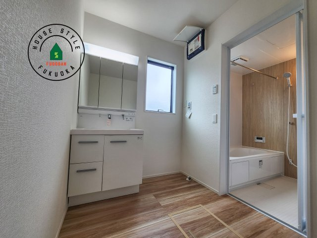 福津市津屋崎2丁目第3-2棟（1号棟）の脱衣所|ゆとりの洗面スペースで朝の身支度もスムーズに。暮らしを快適に変えるシャワー付洗面台です！