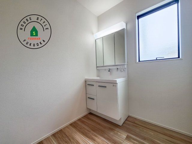 福津市津屋崎2丁目第3-2棟（1号棟）の独立洗面台|毎日使うものだから清潔な空間を保ちたい水回り。洗面にはそんな願いを解消させてくれる収納アイデアが満載です。三面鏡の裏側にはキャビネットが現れ小物から背の高い物まで収納できます。