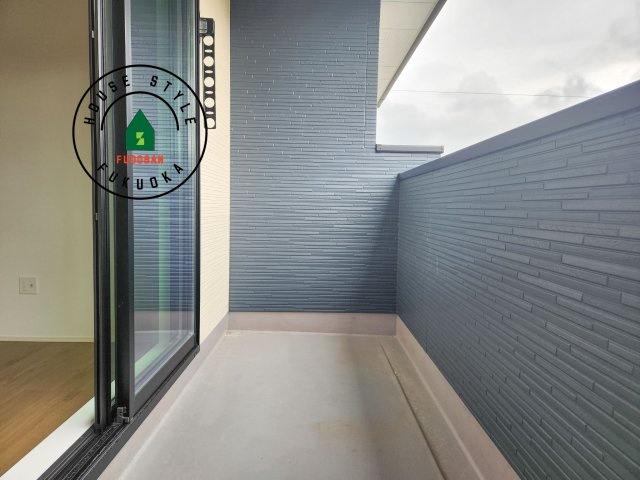 福津市津屋崎2丁目第3-2棟（1号棟）のバルコニー|風をしっかりと感じられるバルコニーでは、毎日が洗濯日和です。広々としているので洗濯も楽しくなるでしょうし、気分転換にバルコニーからの眺めを楽しむのもいいでしょう。