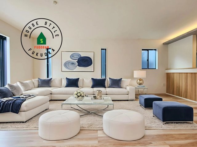 福津市津屋崎2丁目第3-2棟（1号棟）の居間・リビング|多くの時間を過すことになるリビングだからこそ、いつも穏やかな空間・解放感が味わえ毎日が充実します。※家具はCGを合成したものです。