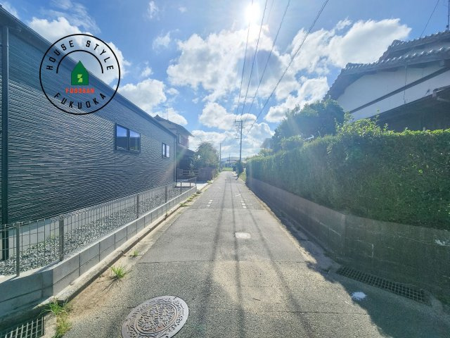 福津市津屋崎2丁目第3-2棟（1号棟）の前面道路含む現地写真|前面道路は閑静な住宅地をはしる車通りの少ない道路。お車の出し入れが苦手なママや小さなお子様にも安心ですね。しっかり舗装もされているので、ベビーカーや自転車で通っても快適に通行できます。