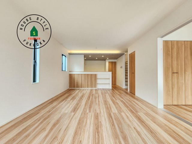 福津市津屋崎2丁目第3-2棟（1号棟）の居間・リビング|ご家族を近くに感じられる対面キッチンのLDK。会話もはずみそうですね。