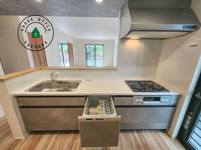 福津市津屋崎2丁目第3-2棟（1号棟）のキッチン|ダイニングテーブルへの配膳がラクラク、お料理はかどるカウンター付きシステムキッチン！