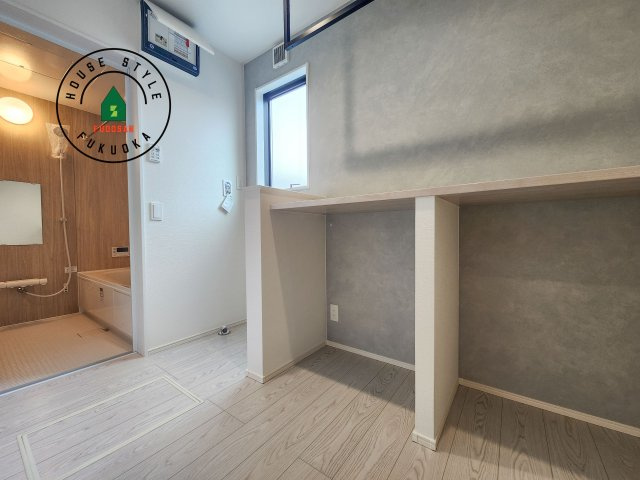 福津市津屋崎2丁目第3-2棟（2号棟）の脱衣所|ゆとりの洗面スペースで朝の身支度もスムーズに。暮らしを快適に変えるシャワー付洗面台です！