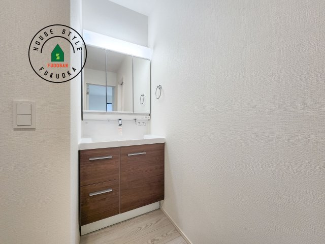 福津市津屋崎2丁目第3-2棟（2号棟）の独立洗面台|毎日使うものだから清潔な空間を保ちたい水回り。洗面にはそんな願いを解消させてくれる収納アイデアが満載です。三面鏡の裏側にはキャビネットが現れ小物から背の高い物まで収納できます。