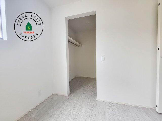 福津市津屋崎2丁目第3-2棟（2号棟）の収納|洋服や大きな荷物が多い方や人数の多いご家族などは、一般的なクローゼットよりもウォークインクローゼットのほうが使い勝手が良いです。