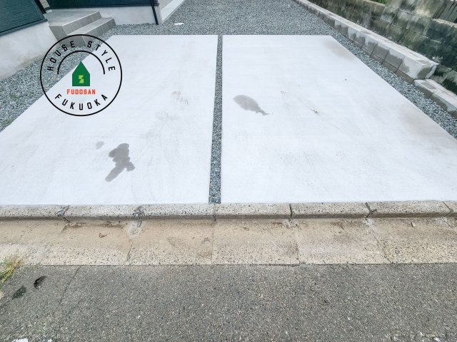 福津市津屋崎2丁目第3-2棟（2号棟）の駐車場|広々した駐車場になります。3台並列駐車となります。