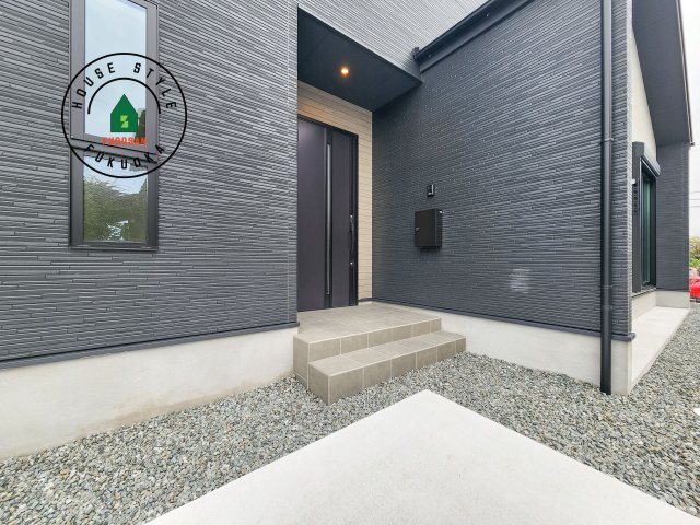 福津市津屋崎2丁目第3-2棟（2号棟）の玄関|おでかけの時も帰った時も、「我が家」を最初に感じでもらえる素敵な空間に。