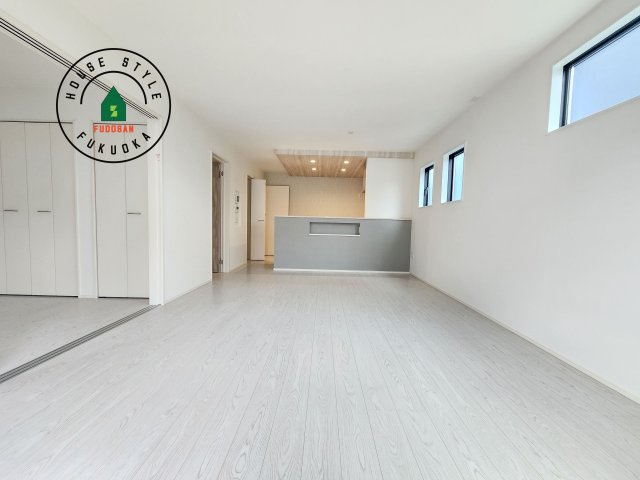 福津市津屋崎2丁目第3-2棟（2号棟）の居間・リビング|ご家族を近くに感じられる対面キッチンのLDK。会話もはずみそうですね。