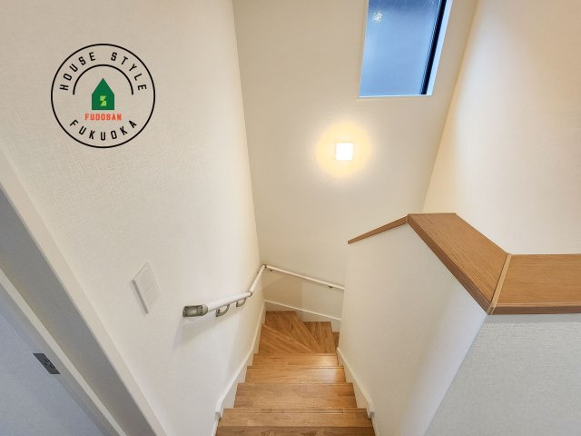 太宰府市通古賀5丁目第3-6棟(2号棟)の内観：施工例|階段からも明るい光が入ります。採光や通風も階段の重要な役割です。