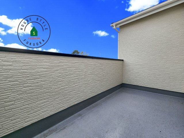 太宰府市通古賀5丁目第3-6棟(2号棟)の外観：施工例|風をしっかりと感じられるバルコニーでは、毎日が洗濯日和です。広々としているので洗濯も楽しくなるでしょうし、気分転換にバルコニーからの眺めを楽しむのもいいでしょう。