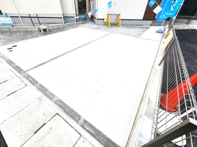 太宰府市通古賀5丁目第3-6棟(2号棟)の駐車場|広々した駐車場になります。3台並列駐車となります。