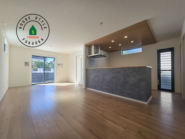 太宰府市青山2丁目第3-2棟(1号棟)の居間・リビング|ご家族を近くに感じられる対面キッチンのLDK。会話もはずみそうですね。