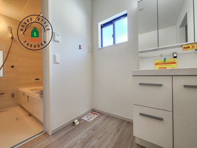 福岡市城南区友丘6丁目第3-4棟（1号棟）の脱衣所|ゆとりの洗面スペースで朝の身支度もスムーズに。暮らしを快適に変えるシャワー付洗面台です！