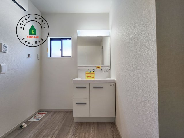 福岡市城南区友丘6丁目第3-4棟（1号棟）の独立洗面台|毎日使うものだから清潔な空間を保ちたい水回り。洗面にはそんな願いを解消させてくれる収納アイデアが満載です。三面鏡の裏側にはキャビネットが現れ小物から背の高い物まで収納できます。