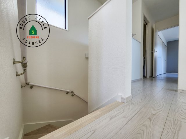 福岡市城南区友丘6丁目第3-4棟（1号棟）の内装|階段からも明るい光が入ります。採光や通風も階段の重要な役割です。