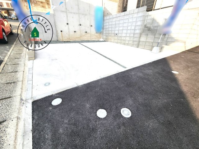 福岡市城南区友丘6丁目第3-4棟（1号棟）の駐車場|広々した駐車場になります。3台並列駐車となります。