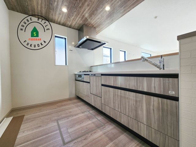 福岡市城南区友丘6丁目第3-4棟（1号棟）のキッチン|ダイニングテーブルへの配膳がラクラク、お料理はかどるカウンター付きシステムキッチン！