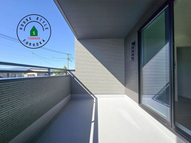 太宰府市青山2丁目第3-2棟(2号棟)のバルコニー|風をしっかりと感じられるバルコニーでは、毎日が洗濯日和です。広々としているので洗濯も楽しくなるでしょうし、気分転換にバルコニーからの眺めを楽しむのもいいでしょう。