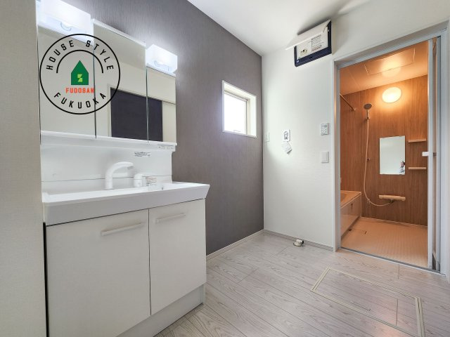 福岡市城南区友丘6丁目第3-4棟（2号棟）の脱衣所|ゆとりの洗面スペースで朝の身支度もスムーズに。暮らしを快適に変えるシャワー付洗面台です！