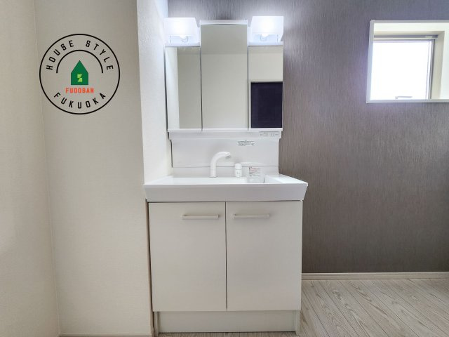 福岡市城南区友丘6丁目第3-4棟（2号棟）の独立洗面台|毎日使うものだから清潔な空間を保ちたい水回り。洗面にはそんな願いを解消させてくれる収納アイデアが満載です。三面鏡の裏側にはキャビネットが現れ小物から背の高い物まで収納できます。