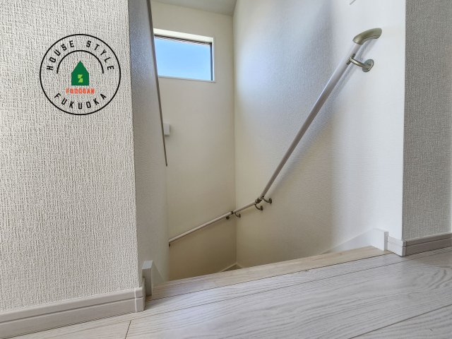 福岡市城南区友丘6丁目第3-4棟（2号棟）の内装|階段からも明るい光が入ります。採光や通風も階段の重要な役割です。