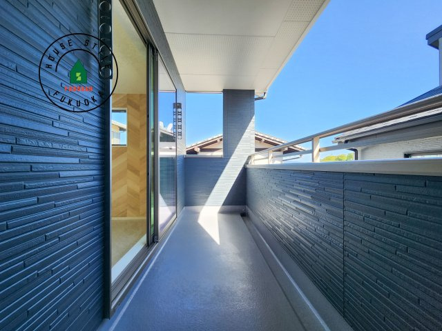 福岡市城南区友丘6丁目第3-4棟（2号棟）のバルコニー|風をしっかりと感じられるバルコニーでは、毎日が洗濯日和です。広々としているので洗濯も楽しくなるでしょうし、気分転換にバルコニーからの眺めを楽しむのもいいでしょう。