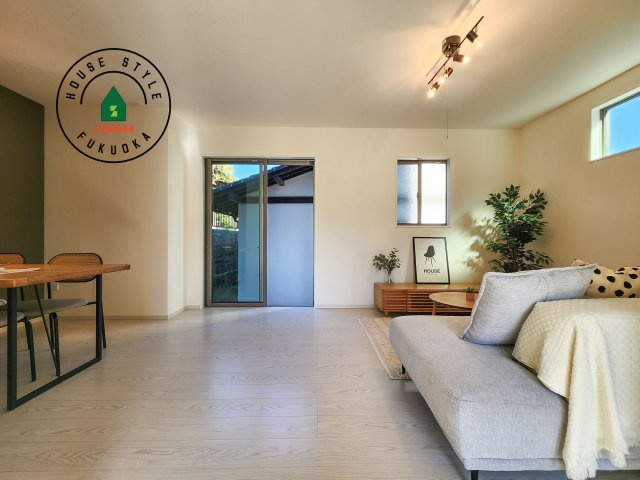 福岡市城南区友丘6丁目第3-4棟（2号棟）の居間・リビング|多くの時間を過すことになるリビングだからこそ、いつも穏やかな空間・解放感が味わえ毎日が充実します。