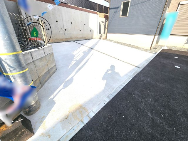 福岡市城南区友丘6丁目第3-4棟（2号棟）の駐車場|広々した駐車場になります。3台並列駐車となります。