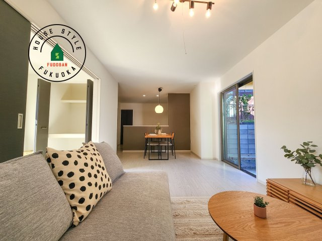 福岡市城南区友丘6丁目第3-4棟（2号棟）の居間・リビング|ご家族を近くに感じられる対面キッチンのLDK。会話もはずみそうですね。