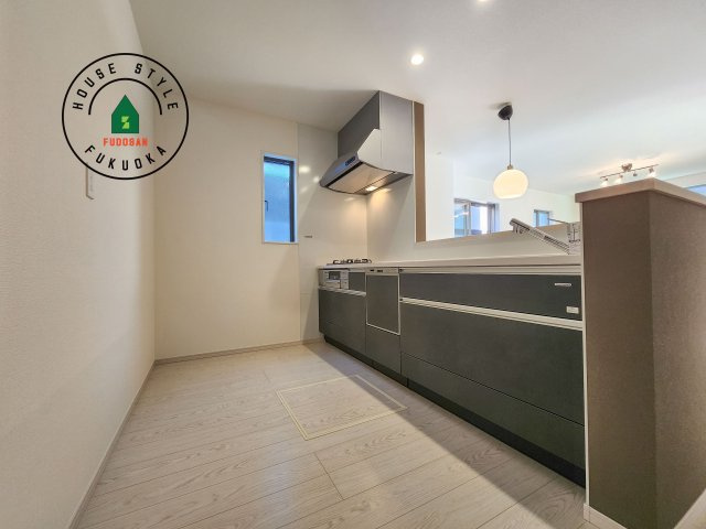 福岡市城南区友丘6丁目第3-4棟（2号棟）のキッチン|ダイニングテーブルへの配膳がラクラク、お料理はかどるカウンター付きシステムキッチン！