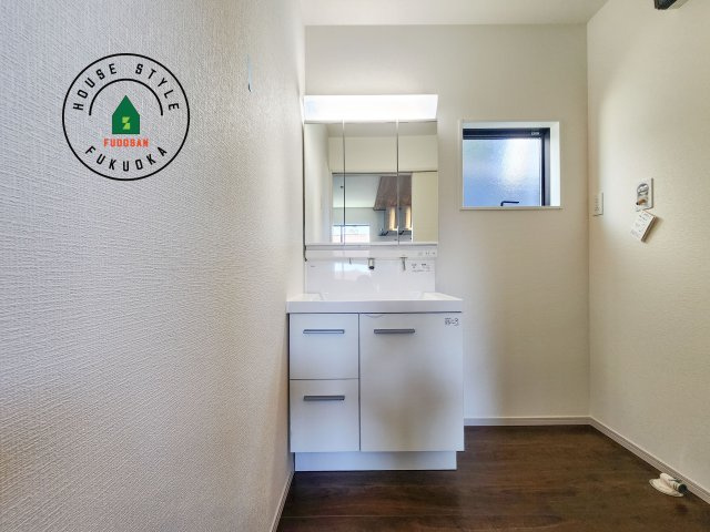 福岡市城南区友丘6丁目第3-4棟（3号棟）の独立洗面台|毎日使うものだから清潔な空間を保ちたい水回り。洗面にはそんな願いを解消させてくれる収納アイデアが満載です。三面鏡の裏側にはキャビネットが現れ小物から背の高い物まで収納できます。