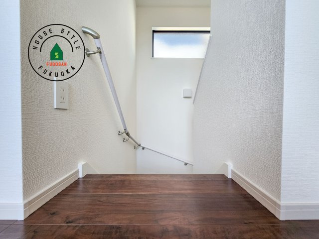 福岡市城南区友丘6丁目第3-4棟（3号棟）の内装|階段からも明るい光が入ります。採光や通風も階段の重要な役割です。