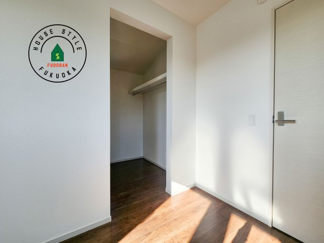 福岡市城南区友丘6丁目第3-4棟（3号棟）の収納|洋服や大きな荷物が多い方や人数の多いご家族などは、一般的なクローゼットよりもウォークインクローゼットのほうが使い勝手が良いです。