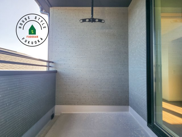 福岡市城南区友丘6丁目第3-4棟（3号棟）のバルコニー|風をしっかりと感じられるバルコニーでは、毎日が洗濯日和です。広々としているので洗濯も楽しくなるでしょうし、気分転換にバルコニーからの眺めを楽しむのもいいでしょう。